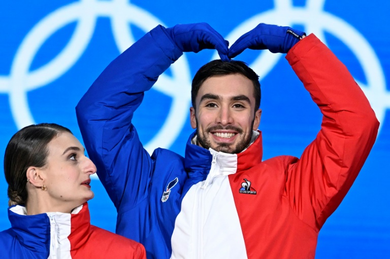 Gabriella Papadakis et Guillaume Cizeron sur la plus haute marche lors de la cérémonie de remise des médailles de danse sur glace des Jeux olympiques de Pékin le 14 février 2022