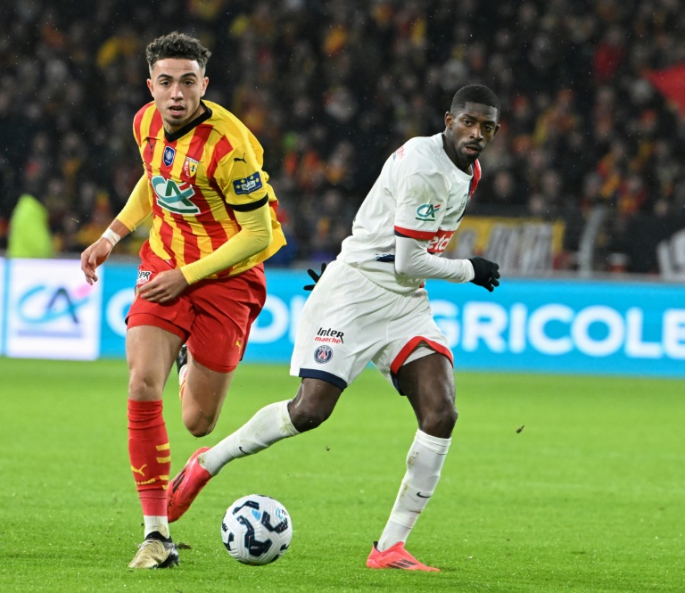 Le Lensois Neil El Aynaoui (g) et l'attaquant parisien Ousmane Dembélé au cours du 32e de finale de Coupe de France Lens-PSG le 22 décembre 2024 au stade Bollaert à Lens