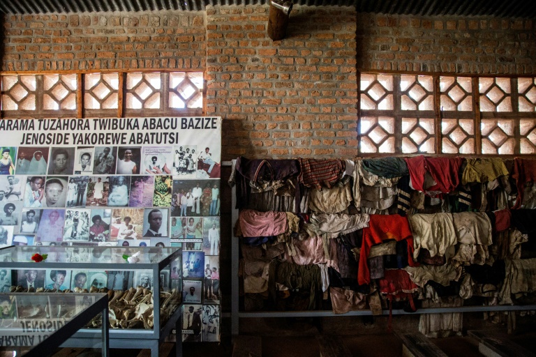 Des photos et des vêtements des victimes du génocide rwandais de 1994 au Mémorial du génocide de Ntarama, à Kigai en avril 2019