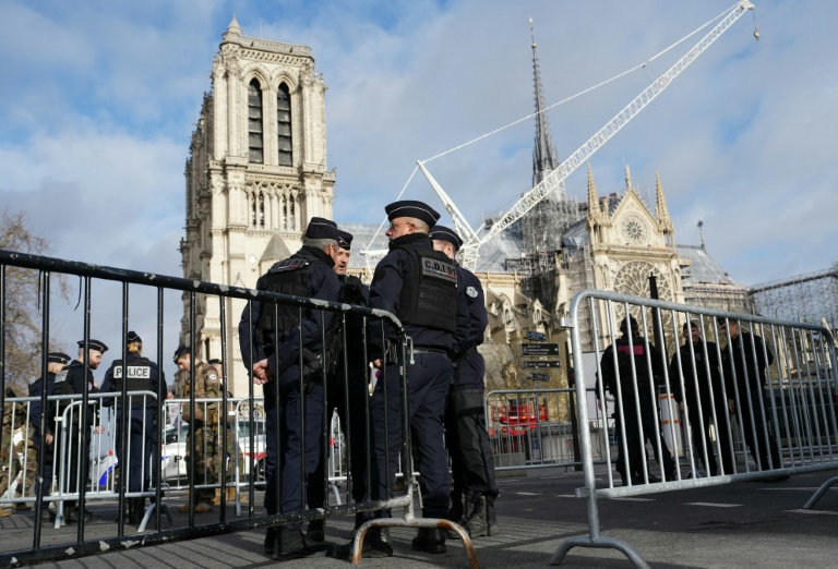 Des policiers au niveau du périmètre de sécurité établi autour de la cathédrale Notre-Dame de Paris, le 7 décembre 2024