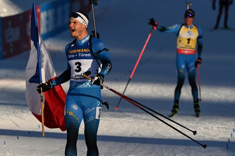 Emilien Jacquelin savoure sa victoire en 15 km Mass Start au Grand-Bornand, le 19 décembre 2021