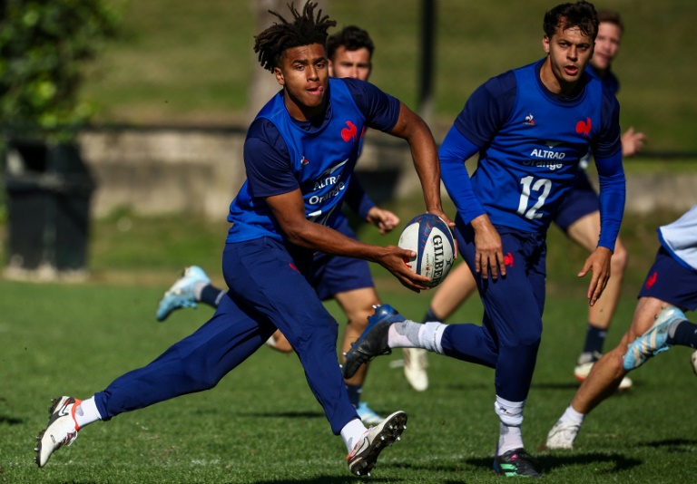 L'arrière français Theo Attisogbe passe le ballon lors d'une séance d'entraînement à San Isidro, le 2 juillet 2024