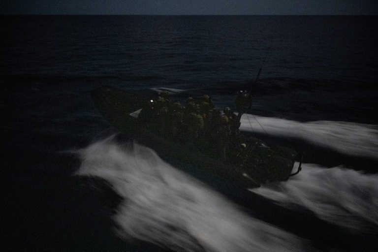 Des commandos de la marine française à bord d'un pneumatique Etraco lors d'un exercice en pleine nuit au large de la Martinique, le 15 novembre 2024 aux Antilles