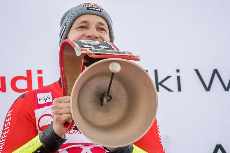 Le Suisse Marco Odermatt fête sa victoire lors du géant d'Adelboden, le 12 janvier 2025