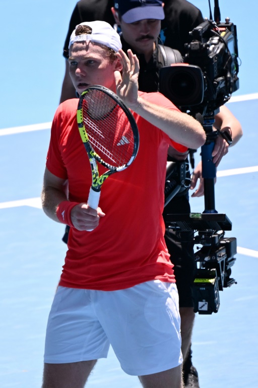 L'Américain Alex Michelsen après sa victoire contre le Grec Stefanos Tsitsipas au premier tour de l'Open d'Australie, à Melbourne, le 13 janvier 2025