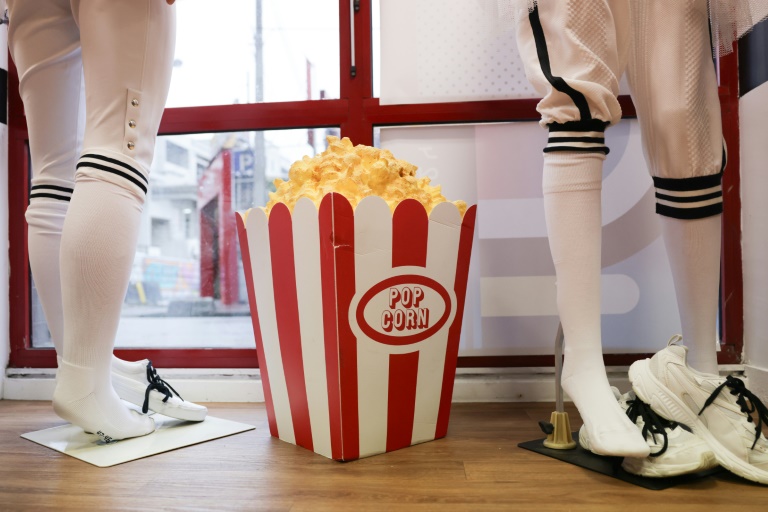 Un faux cornet de pop-corn décoratif parmi les objets des JO-2024 vendus à Saint-Ouen, en Seine-Saint-Denis, le 24 janvier 2025