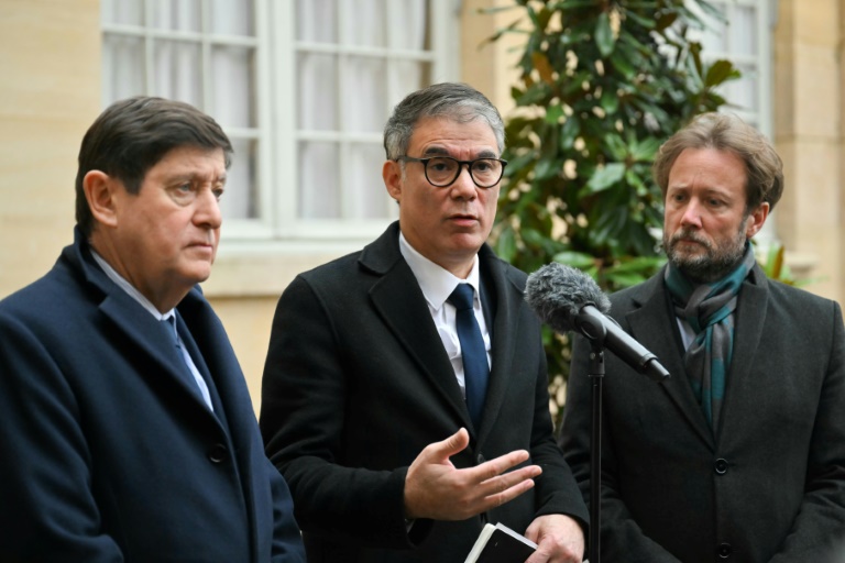 Le premier secrétaire du PS Olivier Faure, entouré par les présidents du groupe socialiste à l'Assemblée Boris vallaud (d) et du groupe socialiste au Sénat Patrick Kanner, le 16 décembre 2024 à Paris