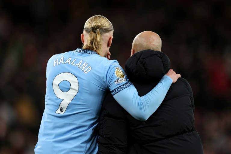 Erling Haaland (g) de dos avec son entraîneur à Manchester City, Pep Guadiola