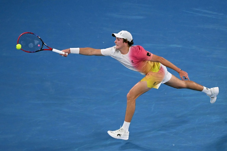 Le Brésilien Joao Fonseca pendant son match face au Russe Andrey Rublev au premier tour de l'Open d'Australie, à Melbourne, le 14 janvier 2025