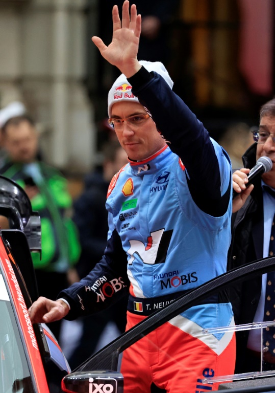 Le pilote belge Thierry Neuville salue la foule lors de la cérémonie marquant le départ du 93e Rallye Monte Carlo WRC, à Monaco, le 23 janvier 2025