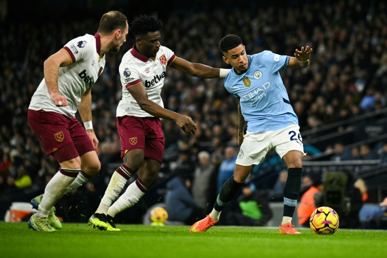 Savinho (Manchester City) contre West Ham en Premier League le 4 janvier 2025, à l'Etihad Stadium de Manchester.