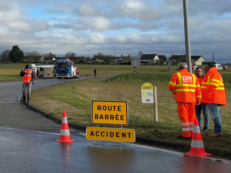 Une lycéenne de 15 ans a trouvé la mort et 20 élèves ont été blessés dans un accident de car scolaire  à proximité de Châteaudun (Eure-et-Loir), la route a été coupée à la circulation, le 30 janvier 2025.