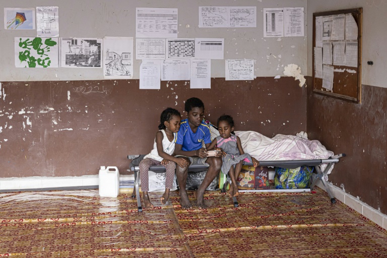 Des enfants dans une classe de l'école primaire de Longoni Bassin, dans la ville de Koungou à Mayotte, le 27 décembre 2024