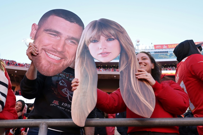 Des supporters de Kansas City brandissent les portraits de Travis Kelce, l'une des vedettes des Chiefs, et de sa compagne Taylor Swift lors d'un match contre les Denver Broncos, le 10 novembre 2024 au Arrowhead Stadium