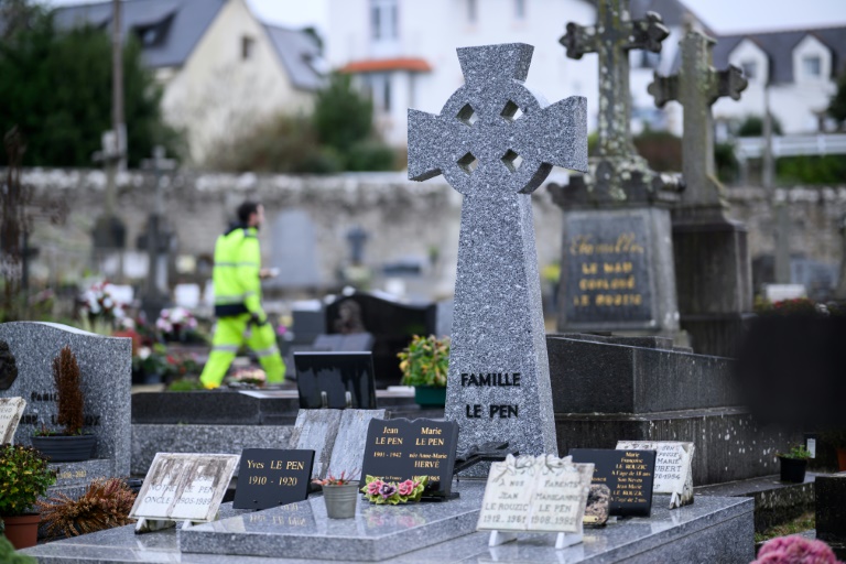 Le caveau familial des Le Pen à La Trinité-sur-mer, dans le Morbihan, le 7 janvier 2025