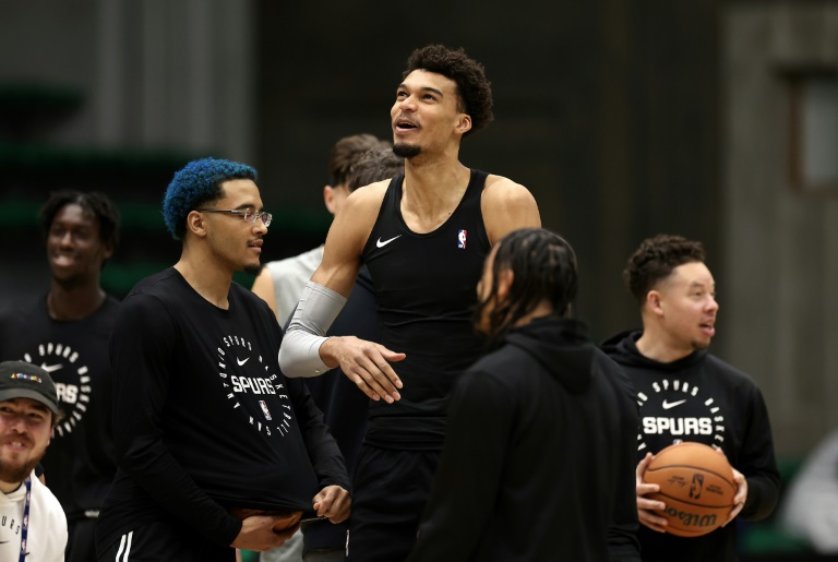 Wemby avec ses coéquipiers des Spurs, lors d'une séance d'entraînement à Nanterre, le 20 janvier 2025