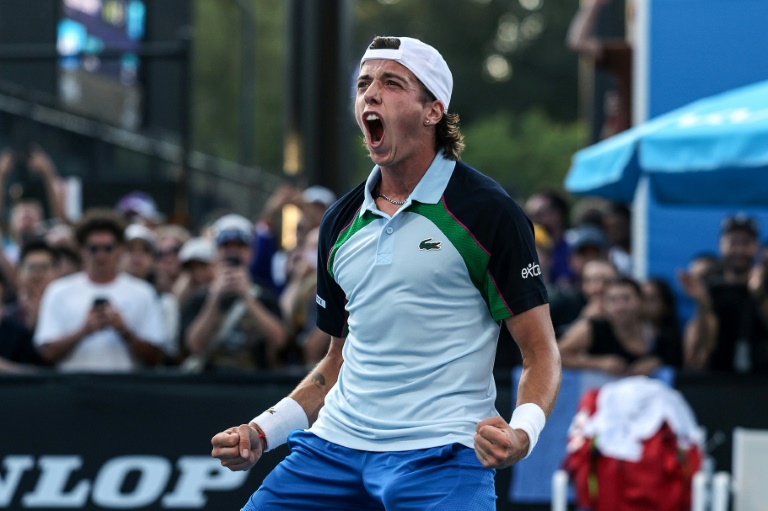 Arthur Cazaux après sa victoire contre l'Argentin Sebastian Baez au premier tour de l'Open d'Australie le 13 janvier 2025. Après une bataille en cinq sets, le Français a finalement disposé de la tête de série n°28.