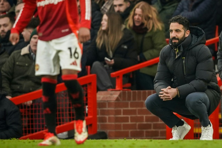 L'entraîneur de Manchester United Ruben Amorim incrédule devant la déroute de son équipe face à Brighton à Old Trafford, le 19 janvier 2025