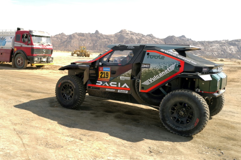 La Dacia du Français Sébastien Loeb, le 1er janvier 2025 à Bisha, en Arabie saoudite, avant le départ du Dakar.