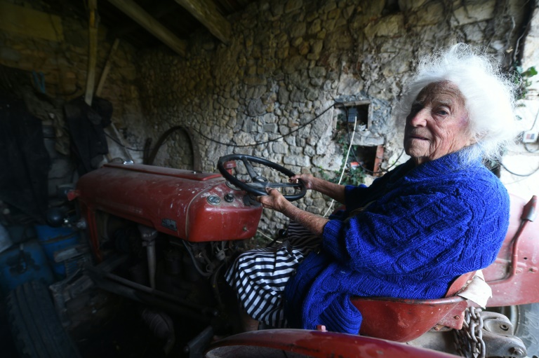 Geneviève Callerot sur son tracteur dans sa ferme de Saint-Aulaye, en Dordogne, le 25 août 2018