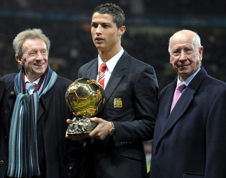 Les légendes de Manchester United Denis Law (g) et Bobby Charlton entourent Cristiano Ronaldo, lauréat du Ballon d'Or, comme eux auparavant, le 10 décembre 2008 à Old Trafford