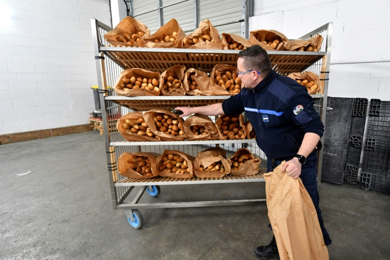 Un gardien vérifie les baguettes préparées par des détenus travaillant à la boulangerie installée au Centre de détention de Châteaudun, le 8 janvier 2025 en Eure-et-Loire