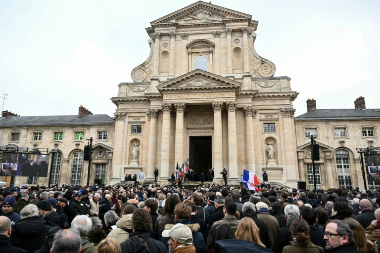 Foule devant l'église Notre-Dame du Val-de-Grâce, Paris le 16 janvier 2025