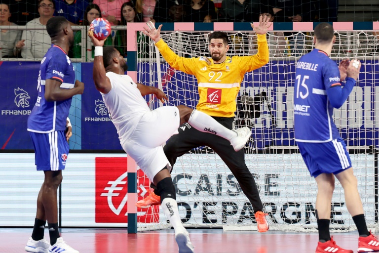 Le gardien de but français Rémi Desbonnet tente d'arrêter un tir du pivot portugais Victor Iturriza lors d'un match amical de handball entre la France et le Portugal, à Strasbourg, le 10 janvier 2025