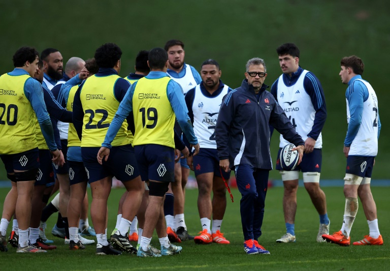 L'entraineur du XV de France Fabien Galthié avec ses joueurs à l'entrainement, à Marcoussis, le 26 janvier 2025