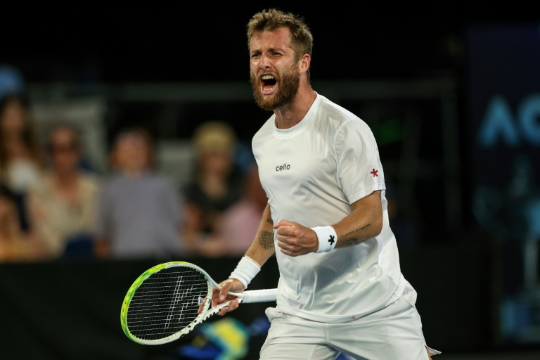 Corentin Moutet exulte après avoir pris le service de l'Australien Alexei Popyrin au 1er tour de l'Open d'Australie le 14 janvier 2025 à Melbourne