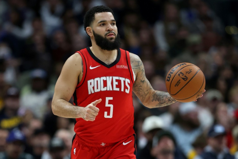 Fred VanVleet, des Houston Rockets, porte le ballon lors d'un match contre les Nuggets, le 15 janvier 2025 à Denver