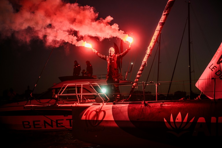 Sébastien Simon à son arrivée aux Sables-d'Olonne après avoir fini 3e du Vendée Globe le 17 janvier 2025.