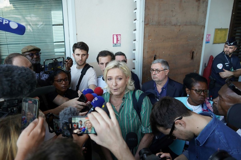 Marine Le Pen répond aux journalistes à son arrivée à l'aéroport de Dzaoudzi à Mayotte le 5 janvier 2025