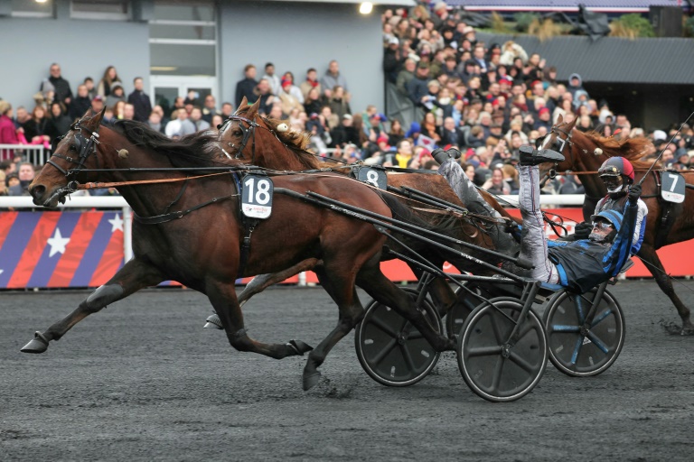 Clément Duvaldestin et Idao De Tillard remportent le 104e Prix d'Amérique à l'hippodrome de Vincennes à Paris le 26 janvier 2025