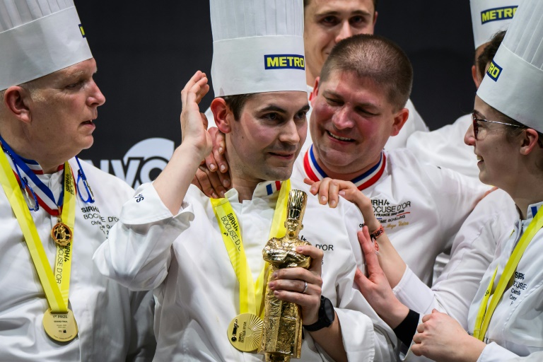 Le chef français Paul Marcon (c) remporte le Bocuse d'Or 2025 à Chassieu, près de Lyon, le 27 janvier 2025