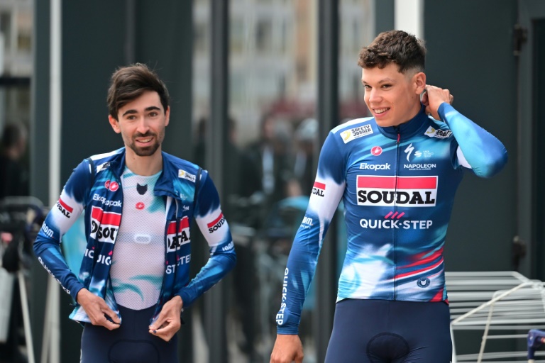 Les Français de l'équipe Soudal Quick-Step Valentin Paret-Peintre (G) et Paul Magnier avant une session d'entrainement à Calpe, en Espagne, le 9 janvier 2025