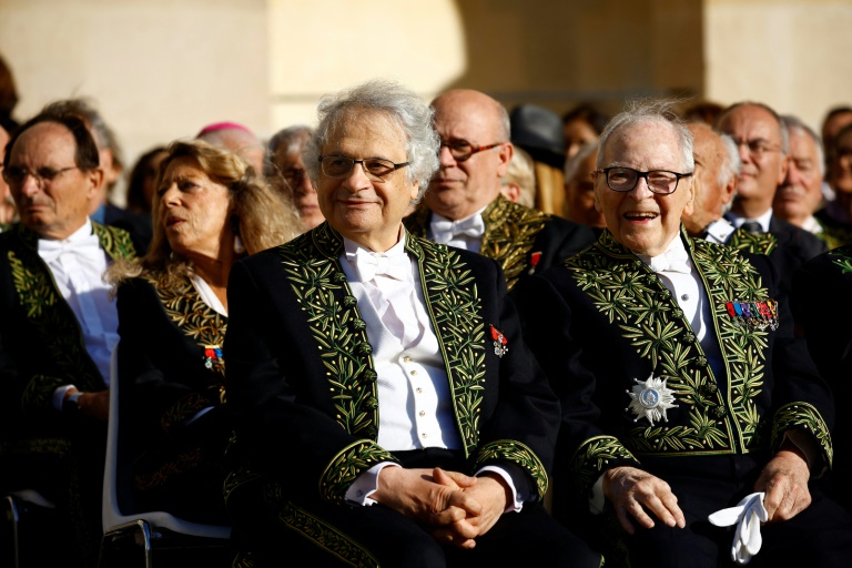 Les académiciens Gabriel de Broglie et Amin Maalouf (G), secrétaire perpétuel de l'Académie française aux Invalides à Paris, le 3 octobre 2023