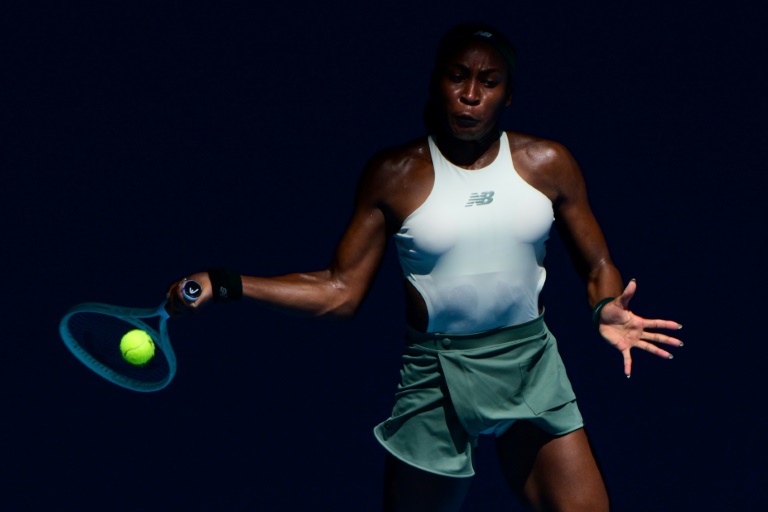 L'Américaine Coco Gauff frappe un retour contre l'Espagnole Paula Badosa en quarts de finale de l'Open d'Australie à Melbourne, le 21 janvier 2025