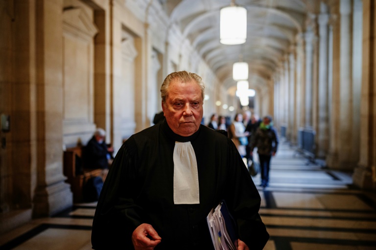 L'avocat Olivier Morice arrive au palais de justice de Paris pour représenter son client Dany Leprince lors d'une audience, le 12 décembre 2024