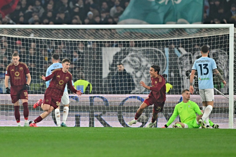 L'attaquant de l'AS Rome Alexis Saelemaekers après avoir inscrit le deuxième but de son équipe contre la Lazio lors de la 19ème journée du Championnat d'Italie le 5 janvier 2025 au Stade olympique