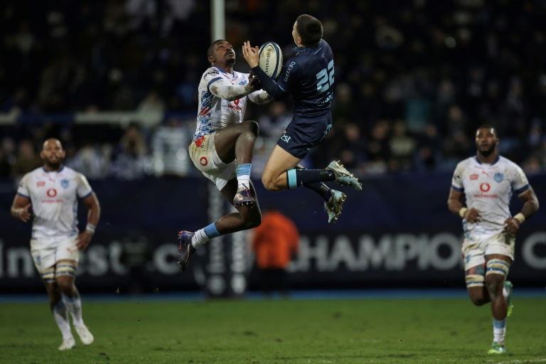 Le joueur des Bulls de Prétoria (au centre à gauche) dispute un ballon aérien au Castrais Theo Chabouni (au centre à droite) lors du match de Champions Cup samedi au stade Pierre-Fabre de Castres.