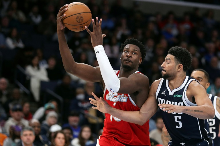 Jaren Jackson Jr. (gauche) lors du match NBA des Grizzlies face aux Dallas Mavericks, le 6 janvier 2025 à Memphis