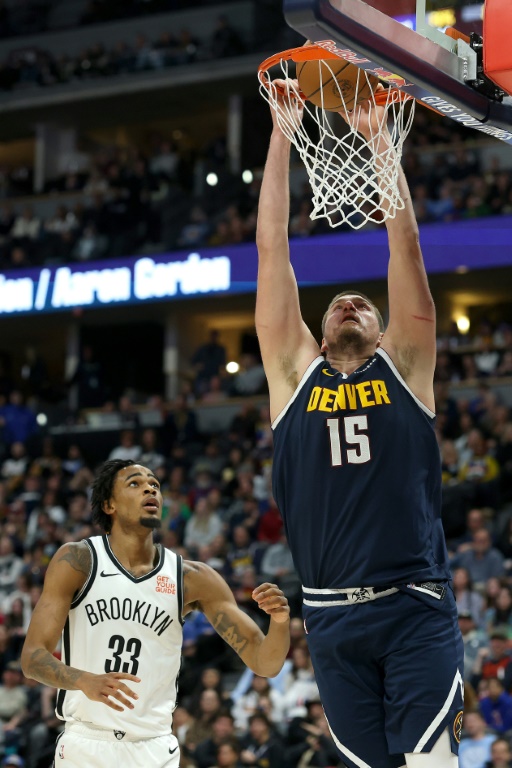 Nikola Jokic, le pivot serbe des Denver Nuggets, va au panier sous les yeux de Nic Claxton, le pivot des Brooklyn Nets lors d'un match de NBA, à Denver, le 10 janvier 2025