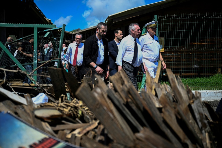 Le Premier ministre François Bayrou (2e en partant de la droite) visite Mamoudzou (Mayotte) avec le préfet de Mayotte François-Xavier Bieuville (droite), le 30 décembre 2024