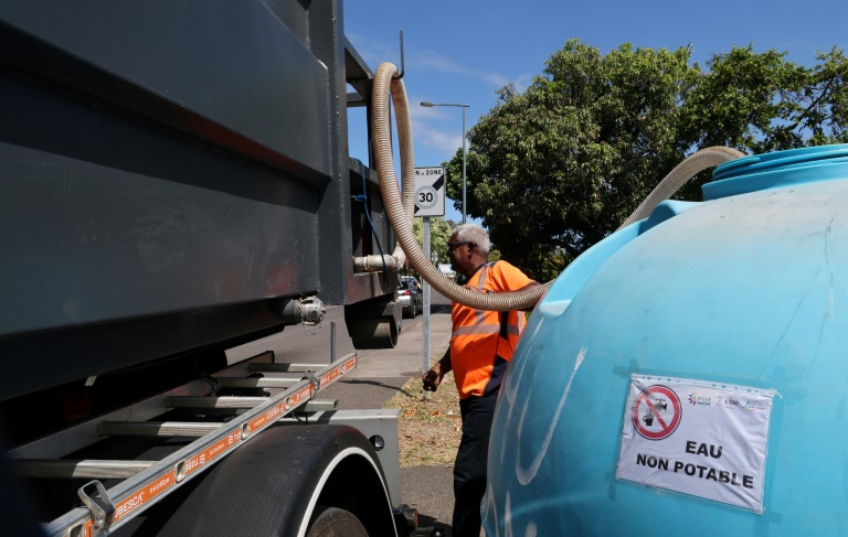 Une citerne d'eau installée à Saint-André, à La Reunion, le 17 janvier 2025