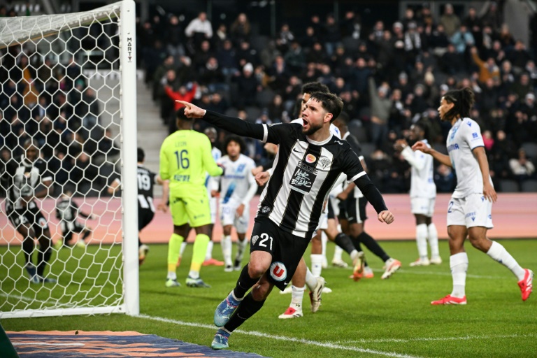 Le défenseur d'Angers, Jordan Lefort, célèbre le premier but de son équipe lors du match de L1 entre Angers et Auxerre au stade Raymond-Kopa d'Angers, le 19 janvier 2025