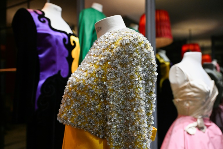 Des pièces de haute couture appartenant au collectionneur de mode Didier Ludot dans sa boutique du Palais-Royal, à Paris, le 8 janvier 2025