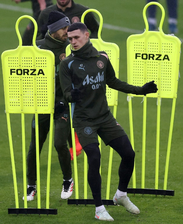 Les joueurs de Manchester City Bernardo Silva (g) et Phil Foden lors d'un entraînement à la veille de la recontre décisive de Ligue des champions face au Cercle Bruges, le 28 janvier 2025 à Manchester