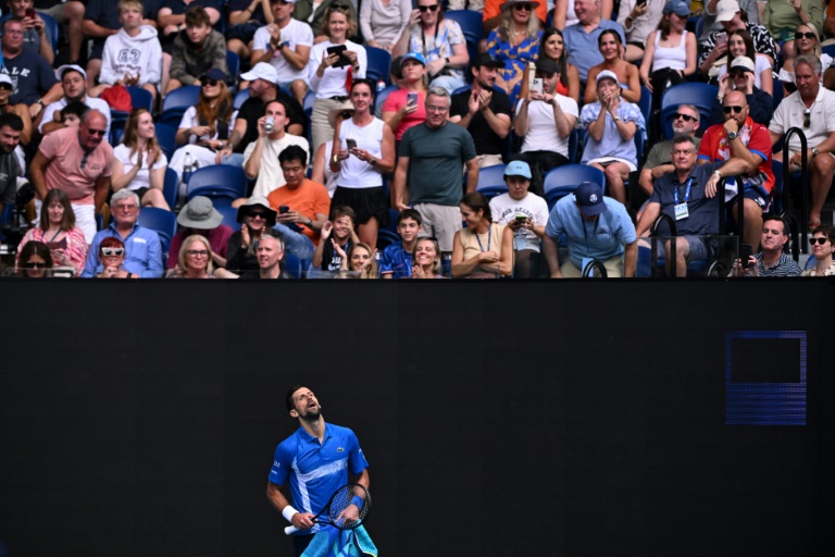 Le Serbe Novak Djokovic réagit après un point contre le Portugais Jaime Faria lors de leur match de simple masculin, à l'Open d'Australie de tennis à Melbourne, le 15 janvier 2025