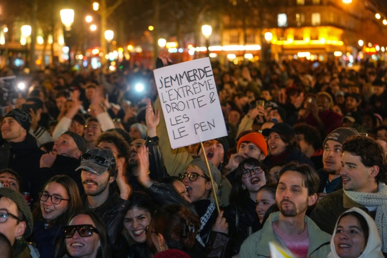 Manifestation le 7 janvier 2025 place de la République à Paris pour célébrer le décès de Jean-Marie Le Pen